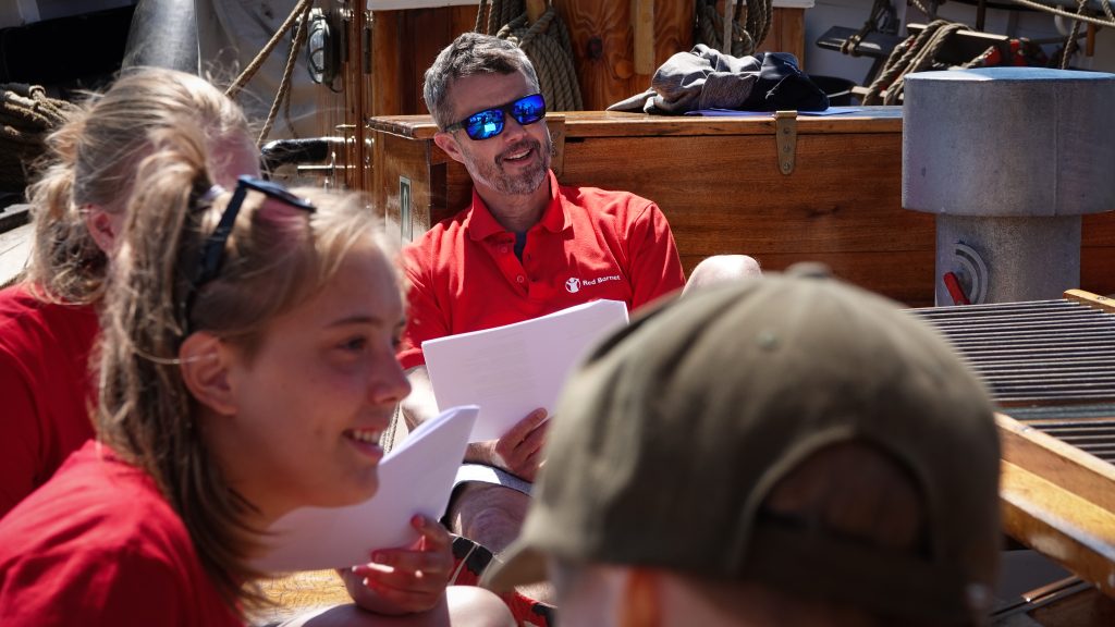 Kronprinsen synger sømandsviser og spiller UNO