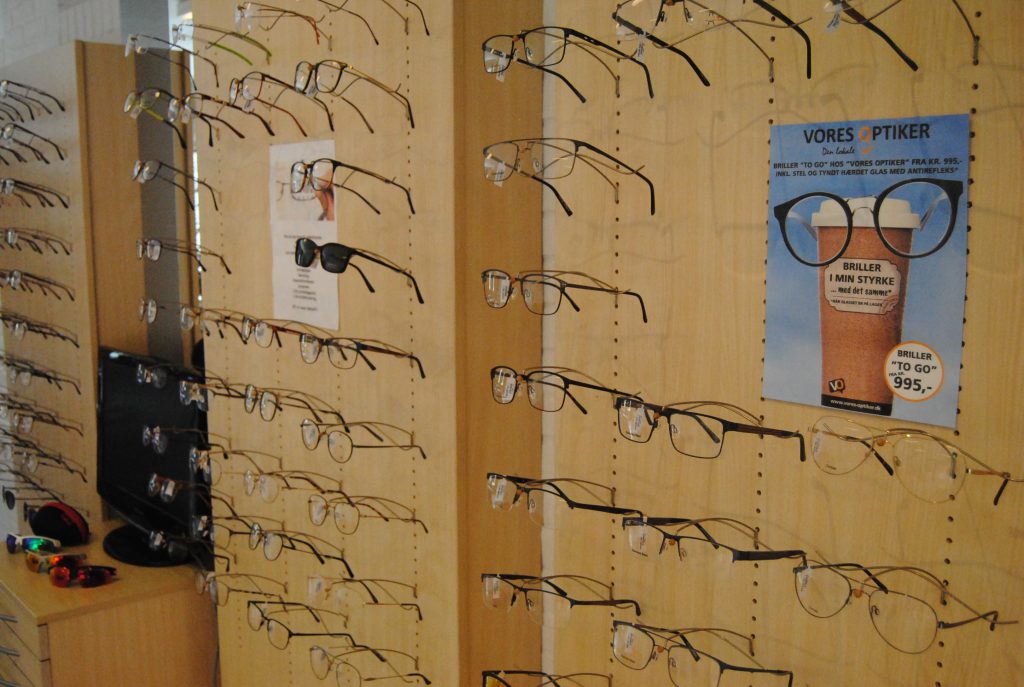 Lokal optiker efterlyser: Har du Vejles tungeste briller?