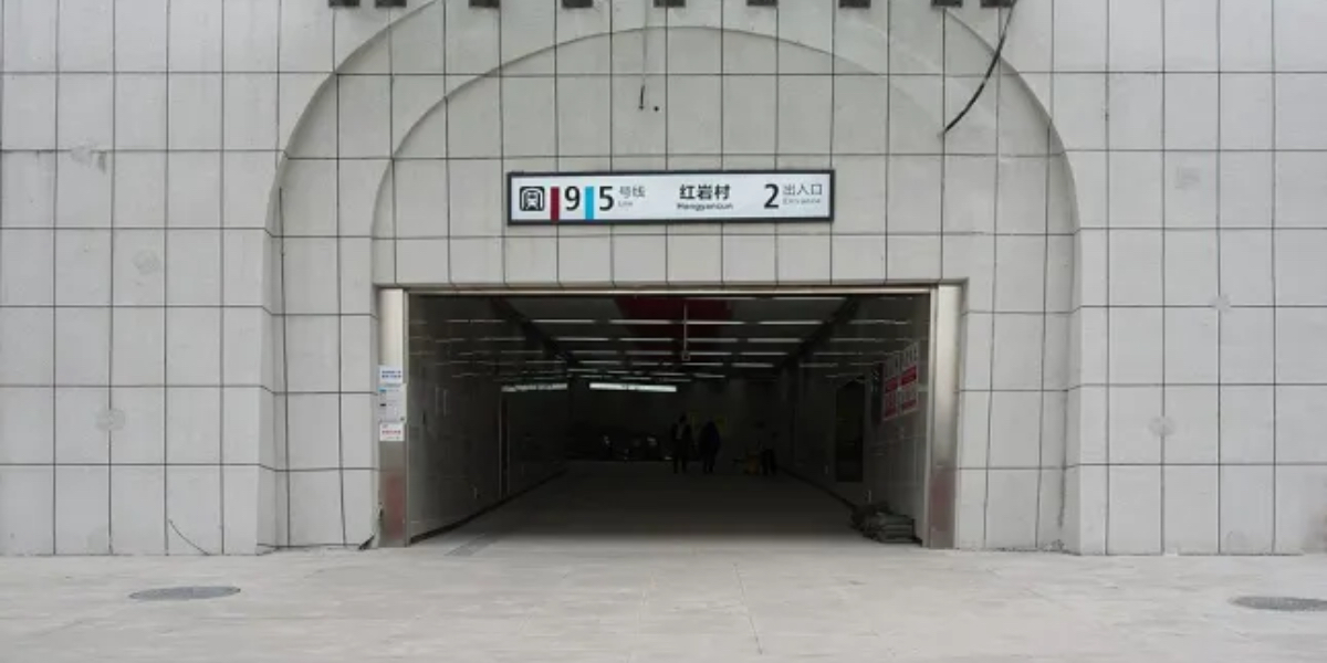 Her er verdens dybeste undergrundsstation: Det tager 10 minutter at nå ned til perronen