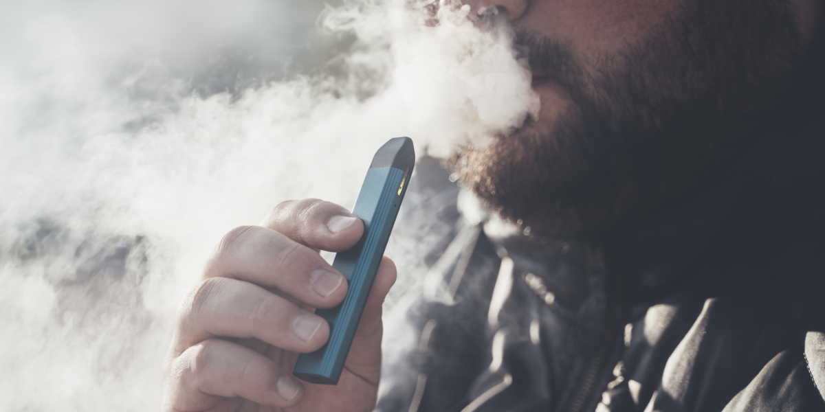 Hun delte e-cigaret med sine venner på bytur: Kort tid efter kæmpede hun for sit liv