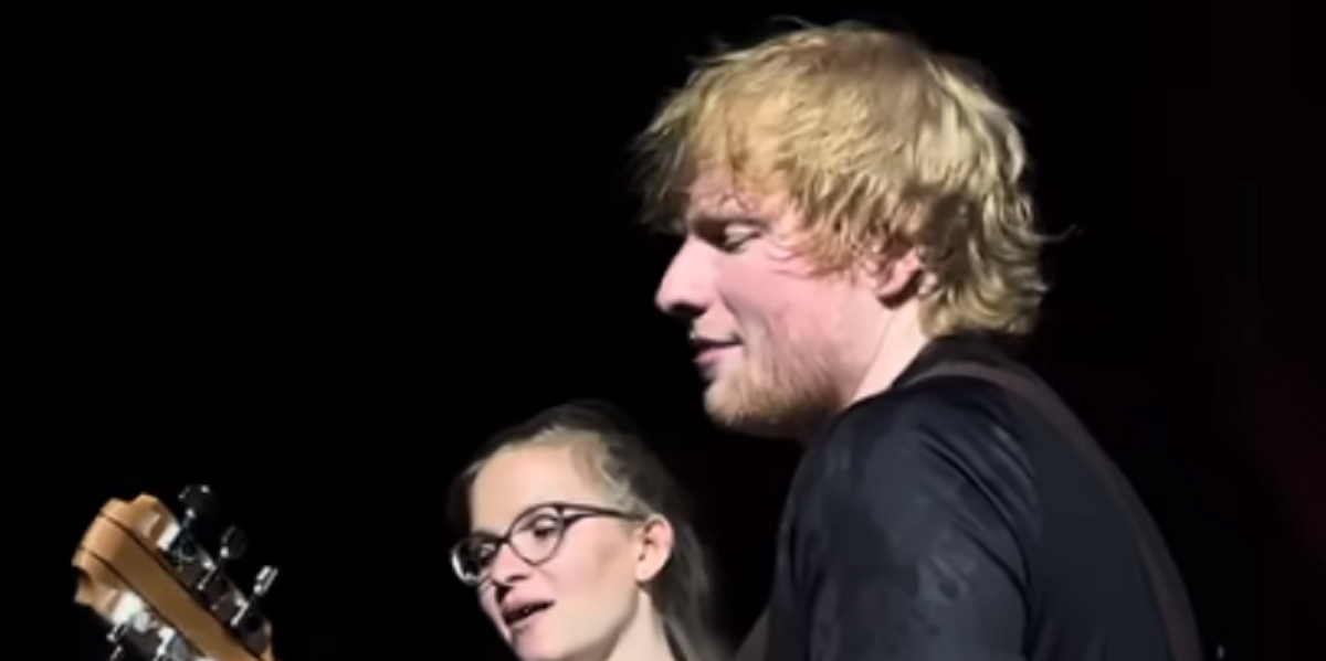 Ed Sheeran hiver fan med op på scenen: Hvad der så sker, får publikum til at gå amok