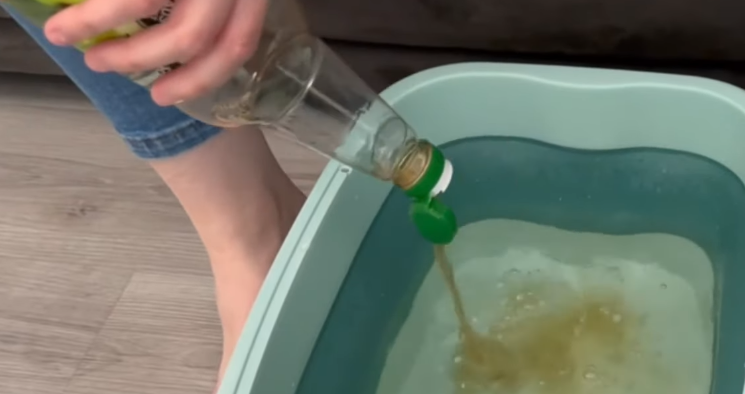 Mand hælder eddike ud i en balje med vand: 20 minutter senere forstår du hvorfor