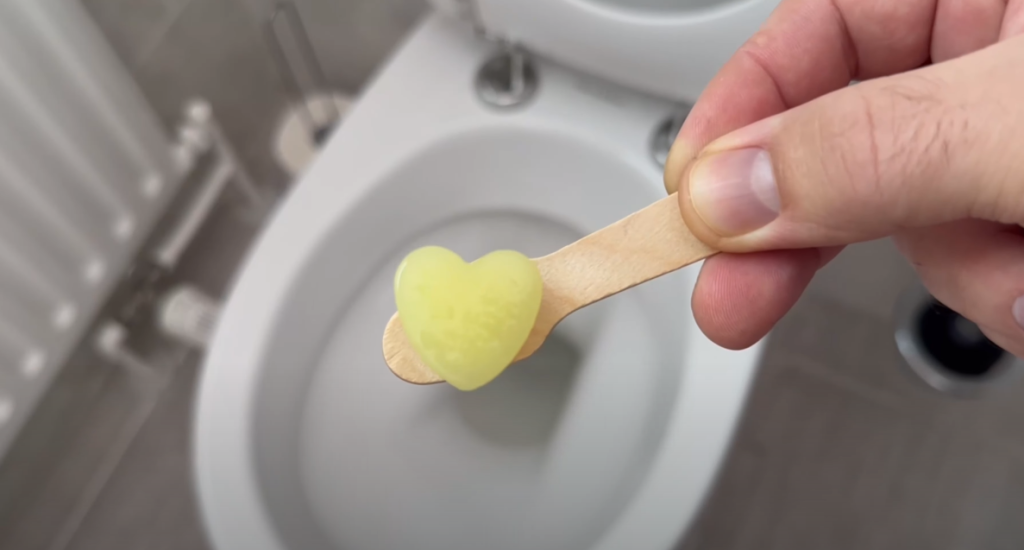 Han smider et stykke citron i toilettet: Se så hvad der sker