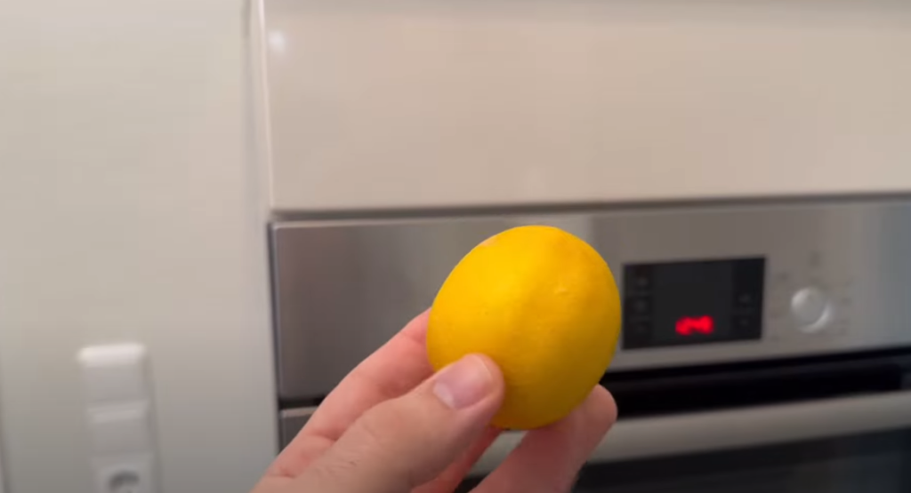 Han laver husmor-tricket, meget få danskere kender: Sådan har du aldrig brugt en citron før