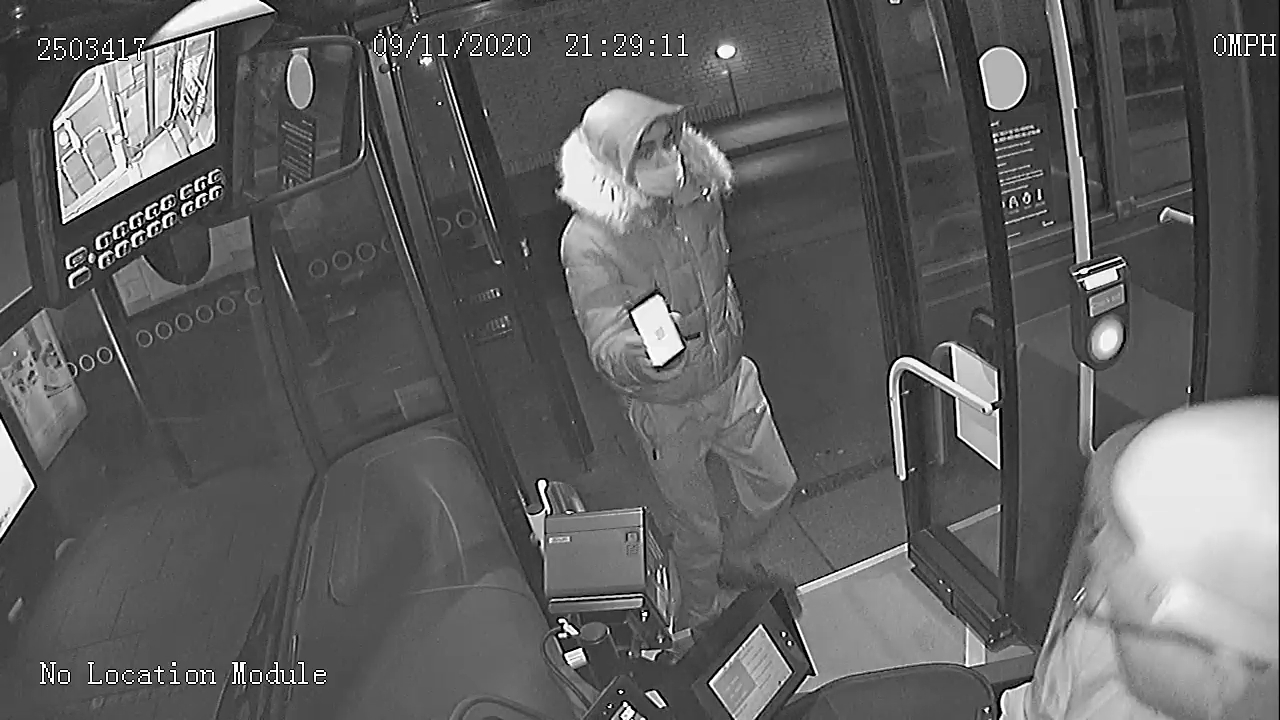 15-årig stiger af bussen – men pludseligt bliver han grebet bagfra