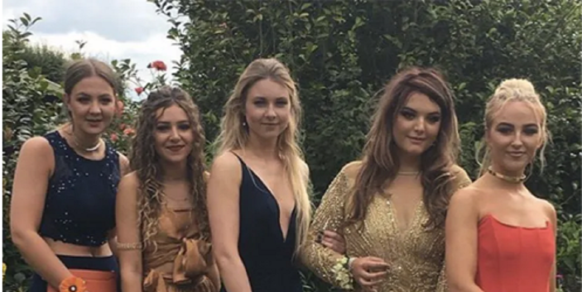 Veninder stråler i gallakjoler: Men det er den skjulte detalje på billedet, der får internettet til at skrælgrine