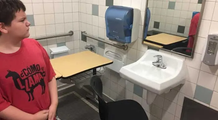 Skolelærer flytter autistisk elev ud på toilettet
