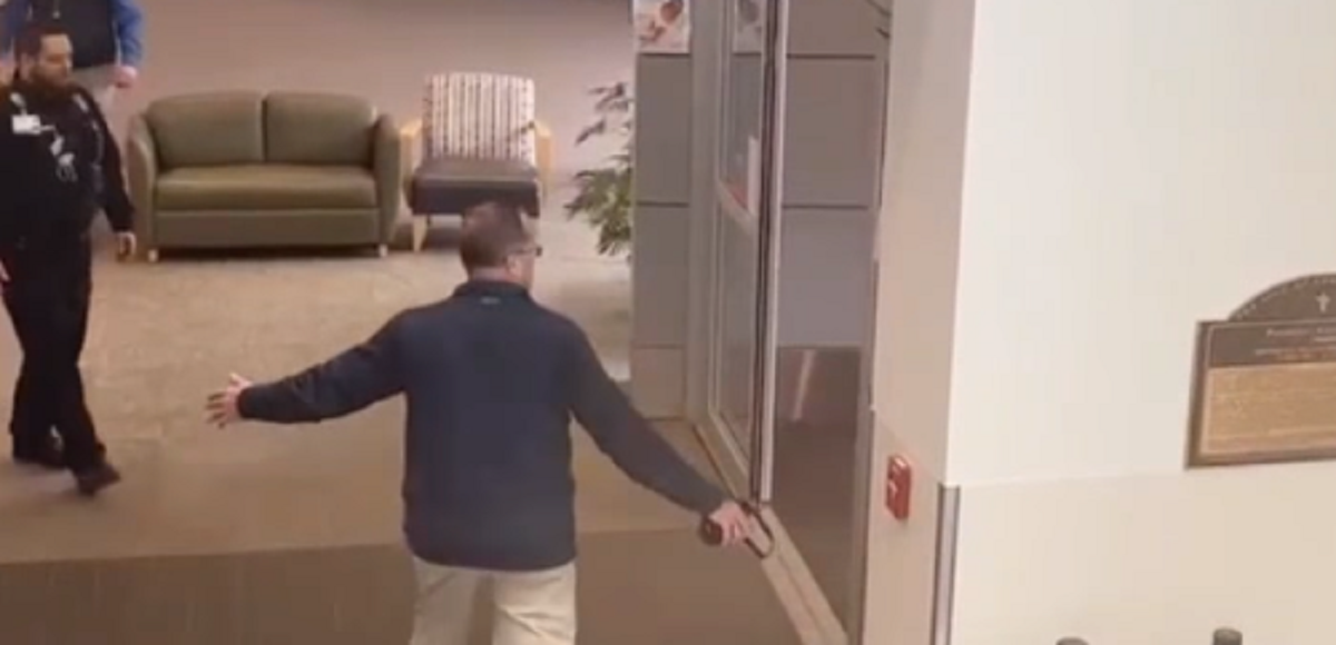 Uventet gæst på hospitalet chokerede alle: Spiste stueplanterne og sked på gulvet