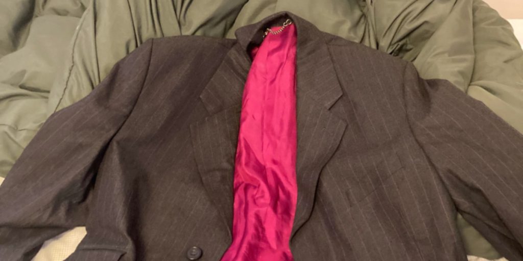 Mand købte blazer til 1.000 kr. i genbrugsbutik – Fik et chok, da han så, hvem den havde tilhørt