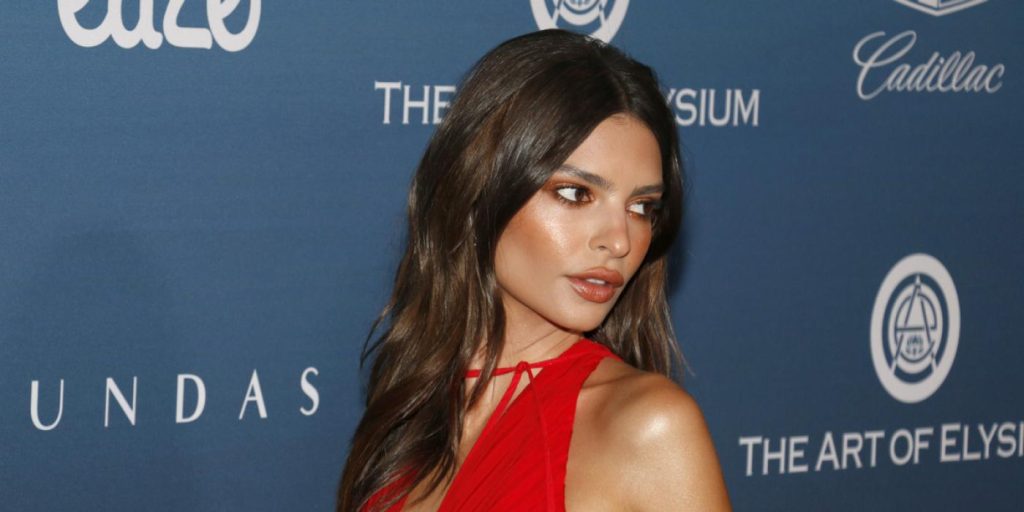 Emily Ratajkowski overlader meget lidt til fantasien: Er iført helt gennemsigtig kjole