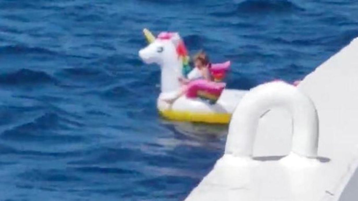 Chok: Lille pige driver til havs på badedyr