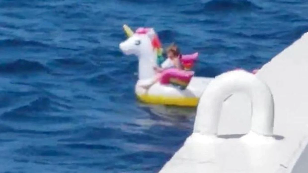 Chok: Lille pige driver til havs på badedyr
