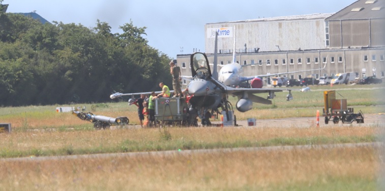 F16-fly nødlander i København