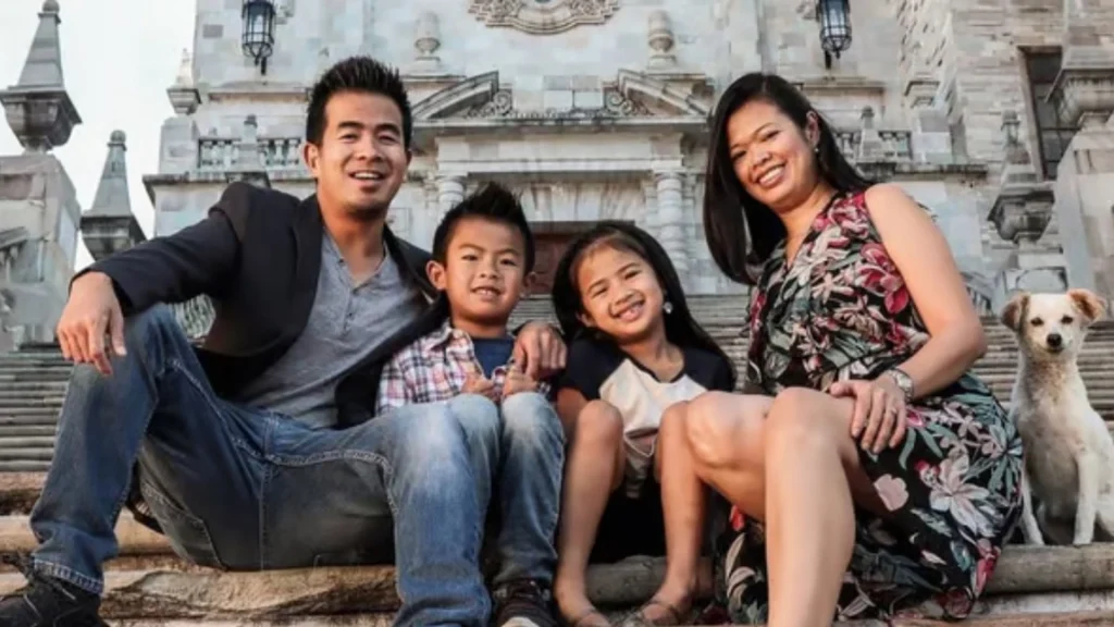 Familie får taget feriefoto til gemmerne: Én særlig detalje vækker nu opsigt