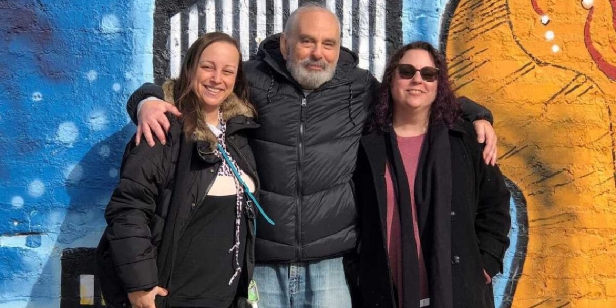 Troede de havde begravet deres far: 3 uger efter får døtrene den tragiske nyhed