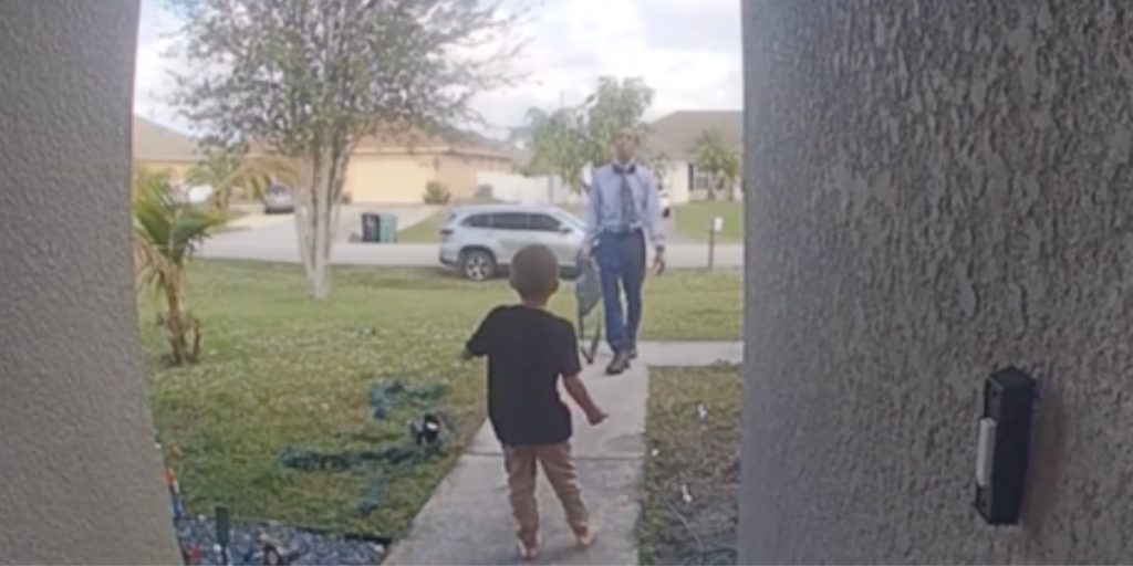 Far på vej på arbejde hørte pludselig sin børn: Var ikke klar på, hvad kameraet ville fange