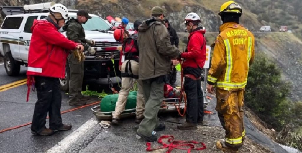 Voldsom ulykke: Far og søn kørte af vejen – røg 150 meter ned ad skrænten