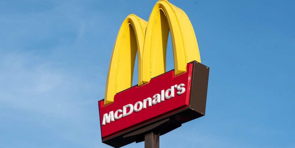 En død og flere syge efter e.coli udbrud i ti amerikanske stater: McDonald’s stopper salg af burger