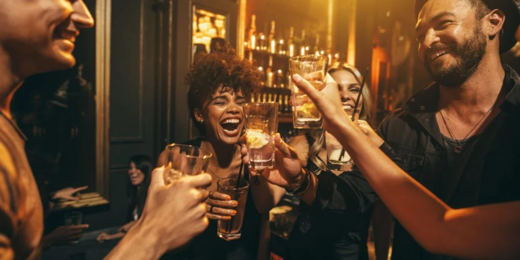 Forsker: Du bliver mere fuld af sukkerfri sodavand i drinks