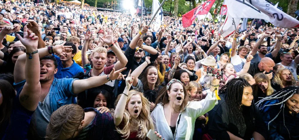 Efter krænkende adfærd på scenen: Festival sagsøger musiker for 16,5 millioner