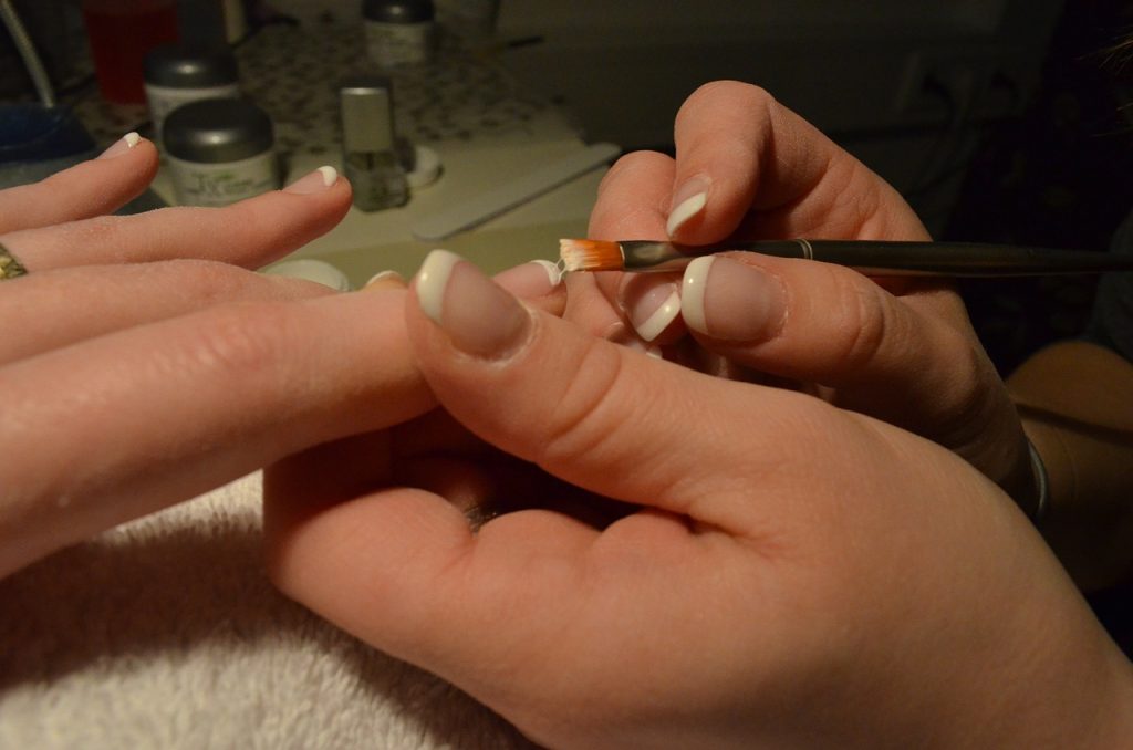 Manicure-banditter slår til igen: Langfingrede gerningsmænd lyver om pæne negle