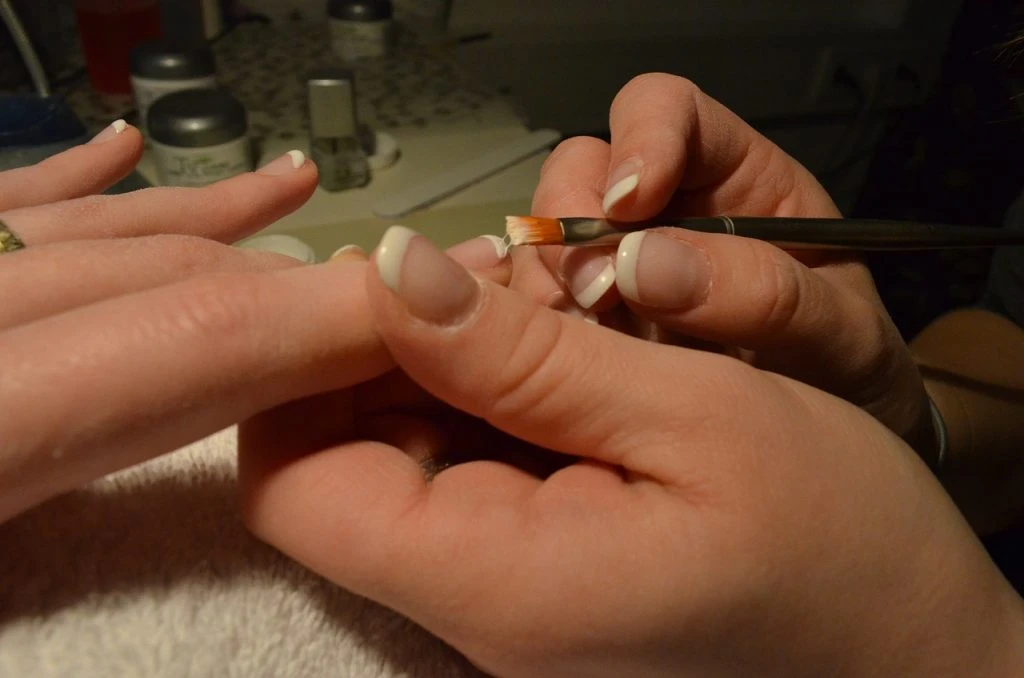 Manicure-banditter slår til igen: Langfingrede gerningsmænd lyver om pæne negle