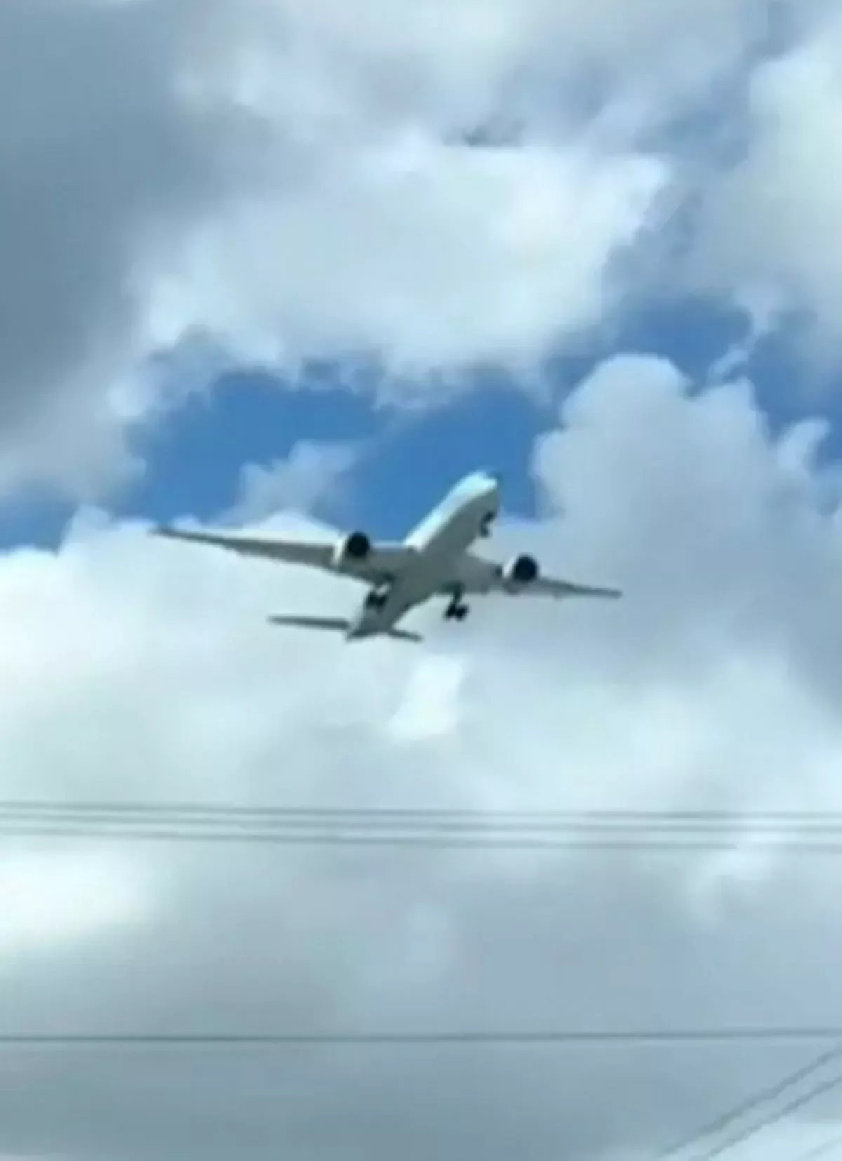 Mystisk video vækker opsigt: Fly hænger helt stille, mens det er i luften
