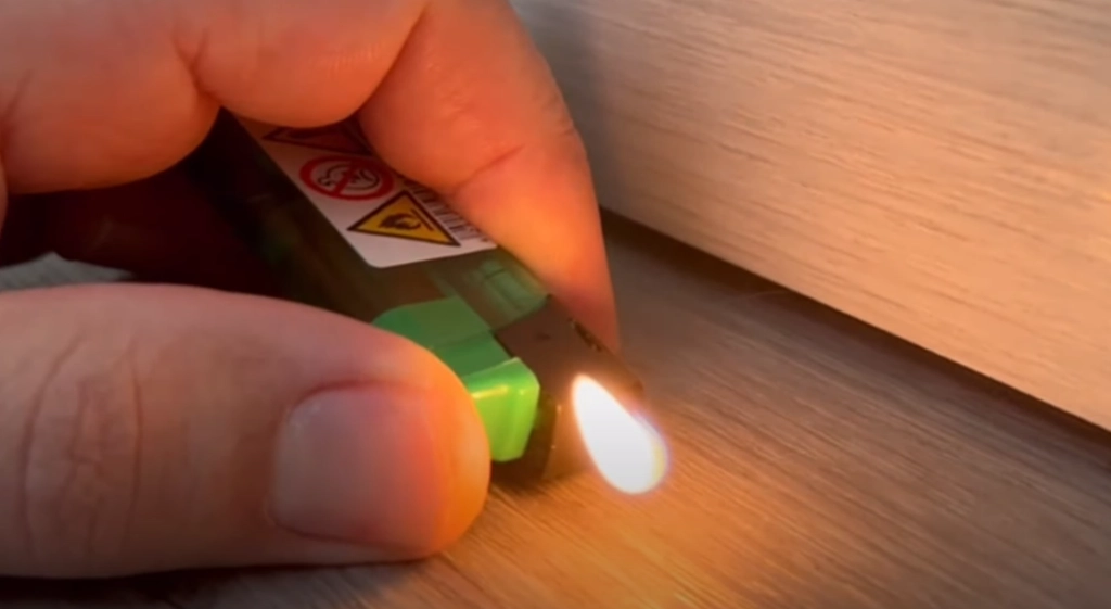 Hold en tændt lighter under din dør: Hvis flammen bevæger sig, har du et problem