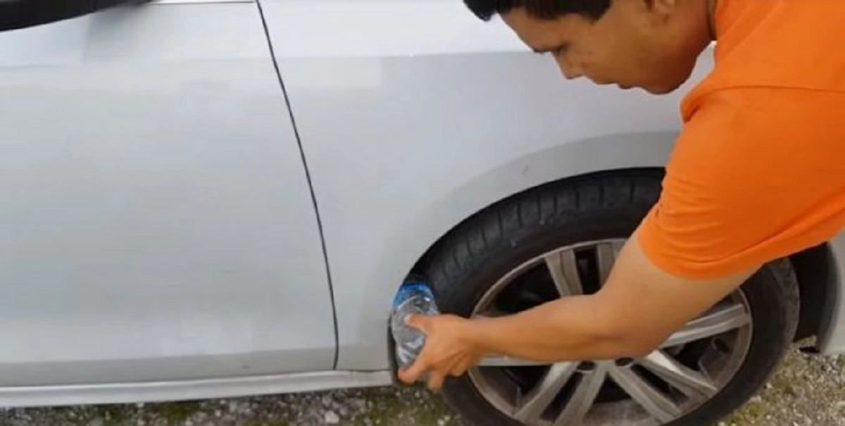 Hvis du finder en plastflaske i spænd ved bilens hjul, skal du reagere omgående