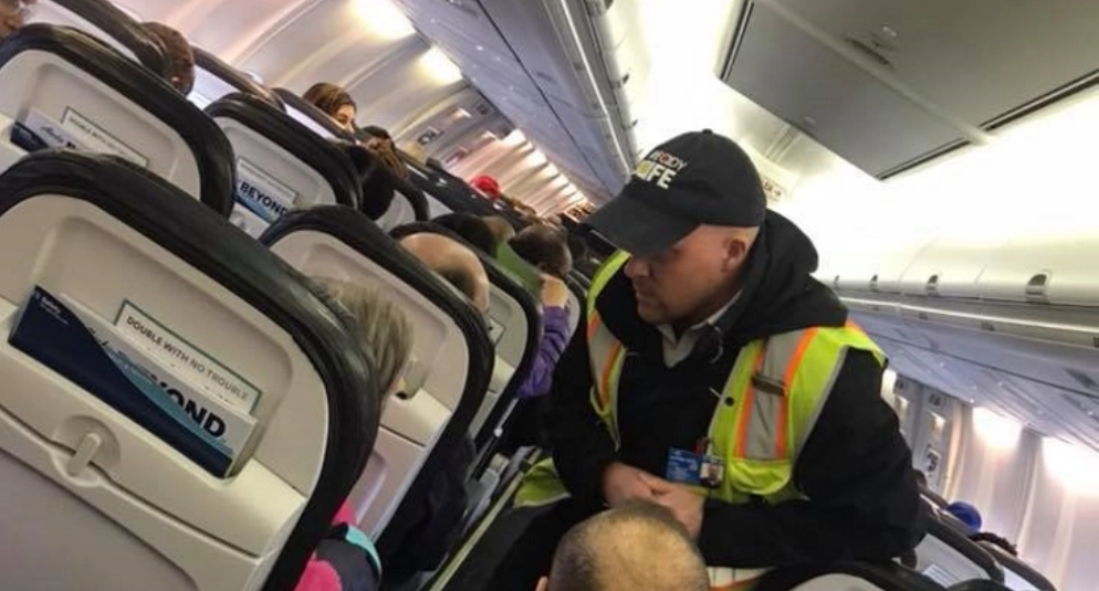Fly blev forsinket med 45 minutter – men se så kvindens dokumentation af den chokerede årsag