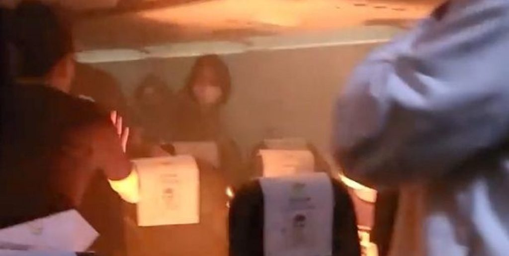 Passagerer i panik: Her bryder fly i brand