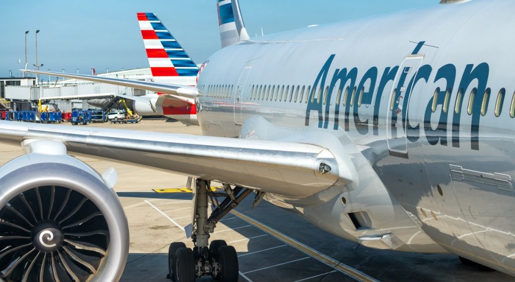 Kærestepar skulle med fly til New York: Så opdagede de dette på flyets vinge og fortrød