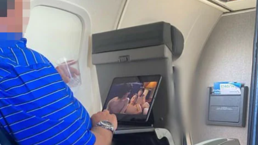 Udskammer flypassager: Så fræk video ombord på flyet