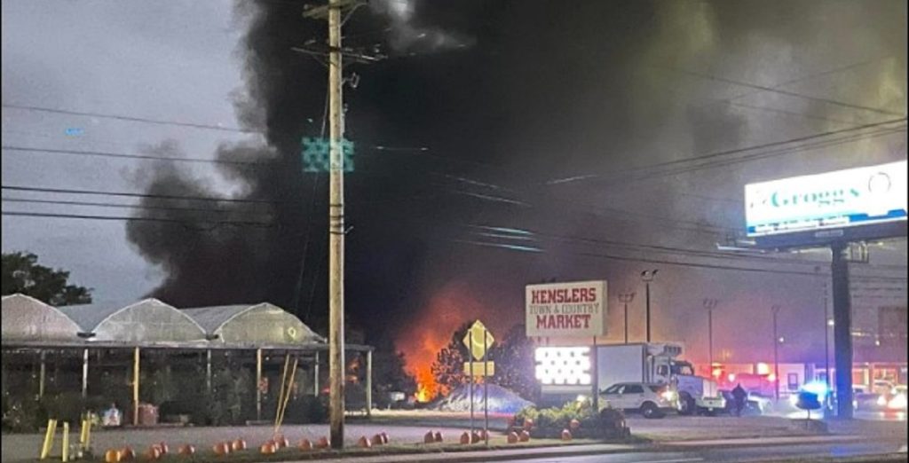 Fly styrter ned på parkeringsplads: To døde