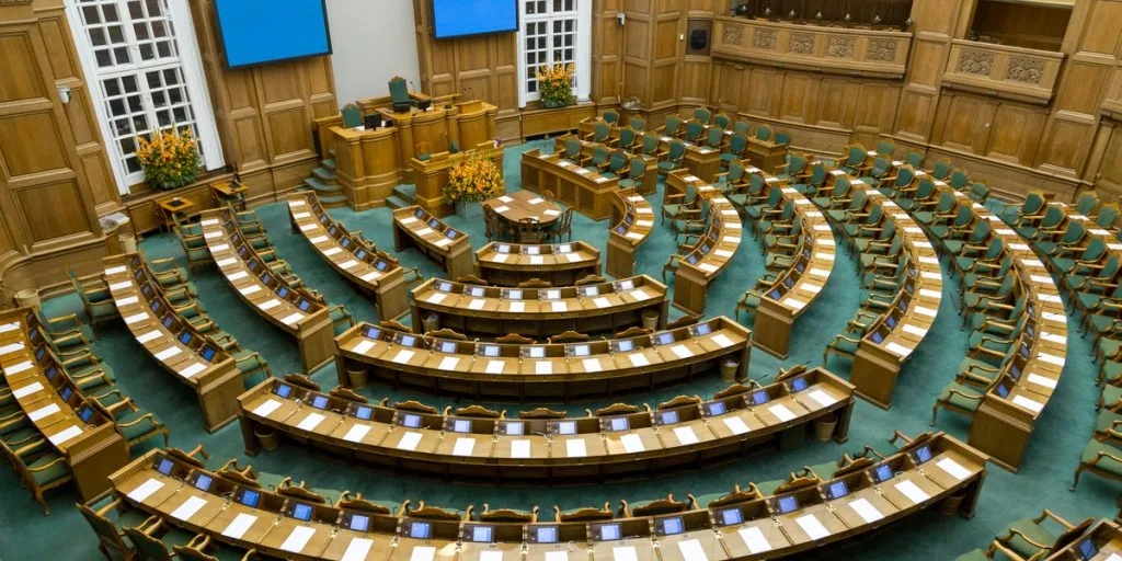 Nu kalder Regeringen til et nyt pressemøde