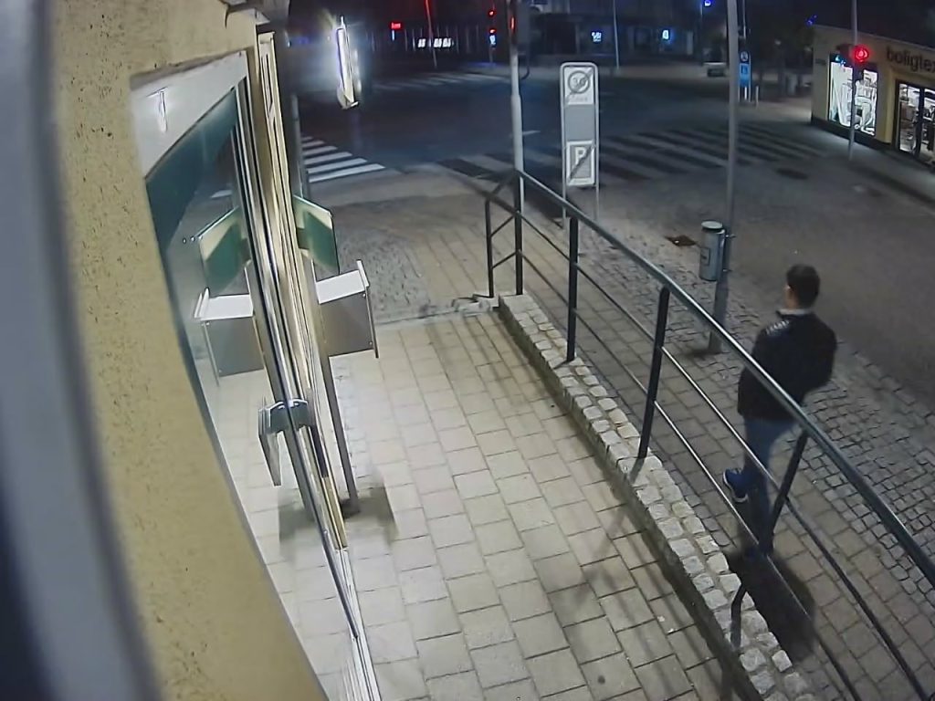 14-årig pige forsøgt voldtaget nær tankstation: Genkender du manden på billederne?