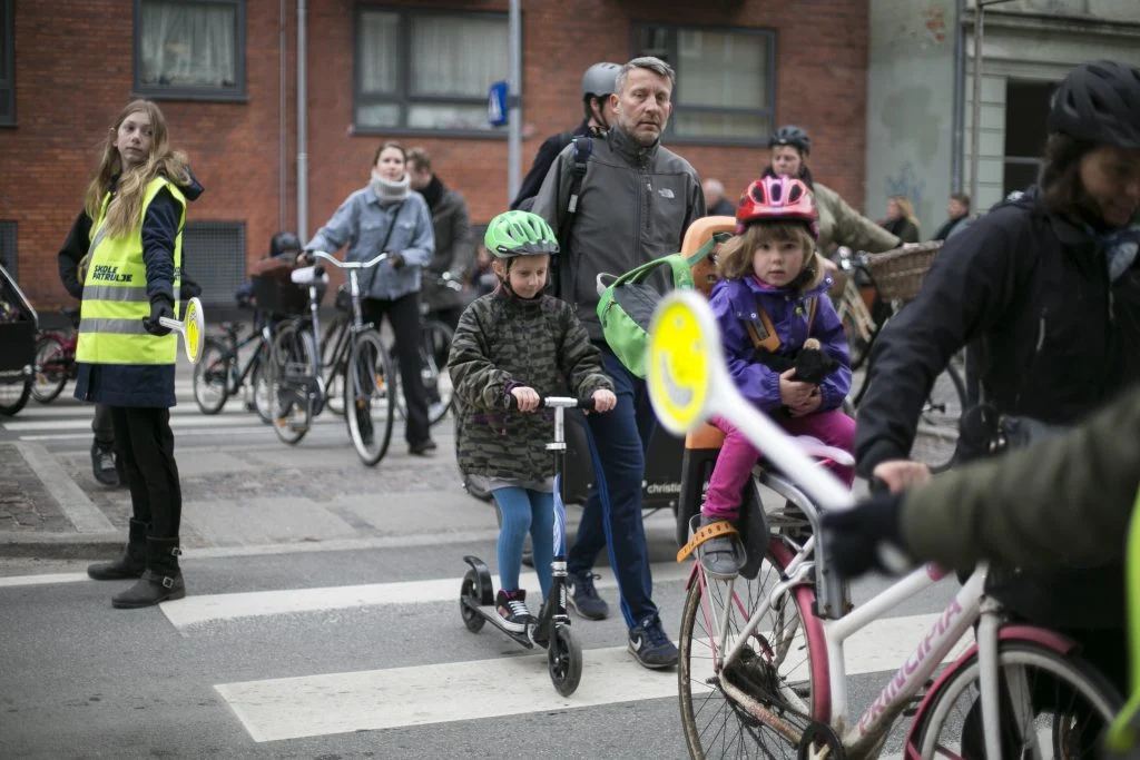 Byens skolepatruljer vinkes en tur i forlystelsespark