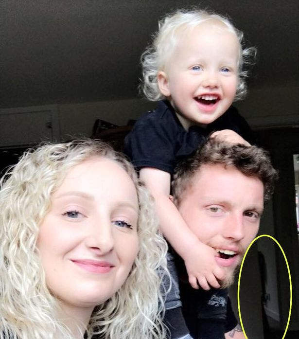 Hårrejsende familie foto: Mor fik et chok da hun så nærmere på det