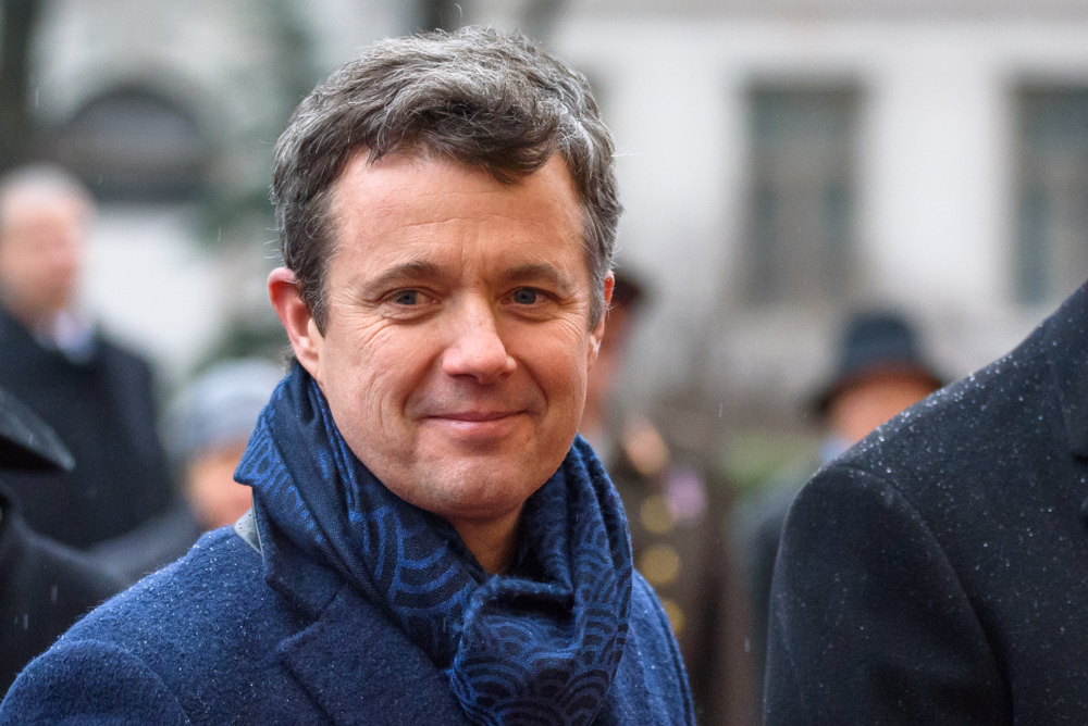 Kronprins Frederik flækker af grin over Jan Gintberg