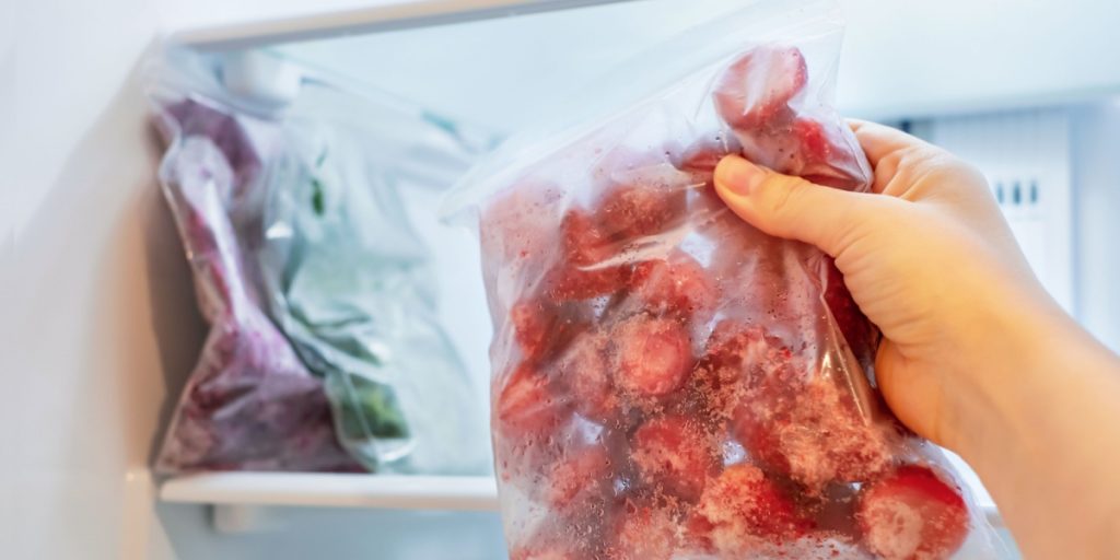 Mange er ikke klar over det: Du bør gøre det inden du bruger frosne bær