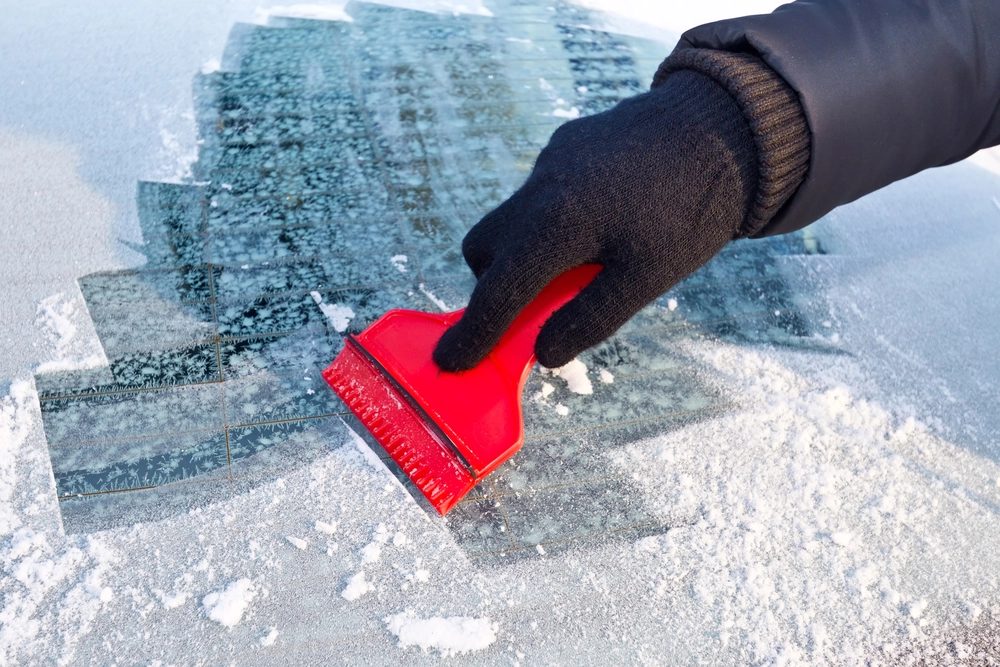 Er bilen frosset til? Dette skal du IKKE gøre