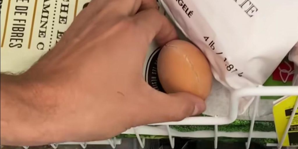 Frys et ukogt æg før du kommer det på panden: Du falder bag over, når du ser hvorfor