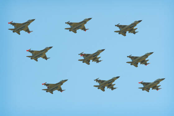 Kig til vejrs: Kampfly flyver i formation over Danmark