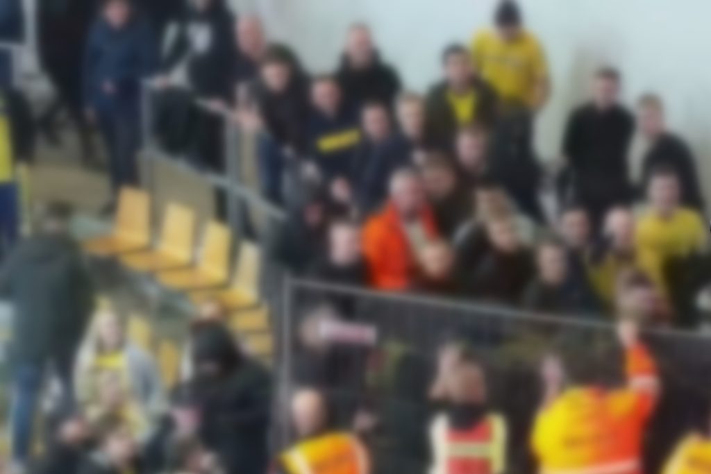 Genkender du disse 18 Brøndby-fans? Politiet vil tale med dem om grov vold og ballade ved indendørsstævne
