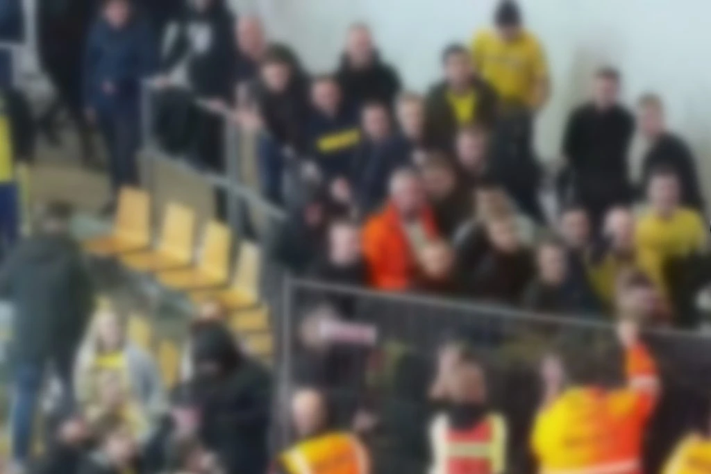 Genkender du disse 18 Brøndby-fans? Politiet vil tale med dem om grov vold og ballade ved indendørsstævne