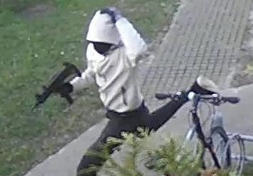 Maskeret, bevæbnet med maskinpistol og fortsat på fri fod