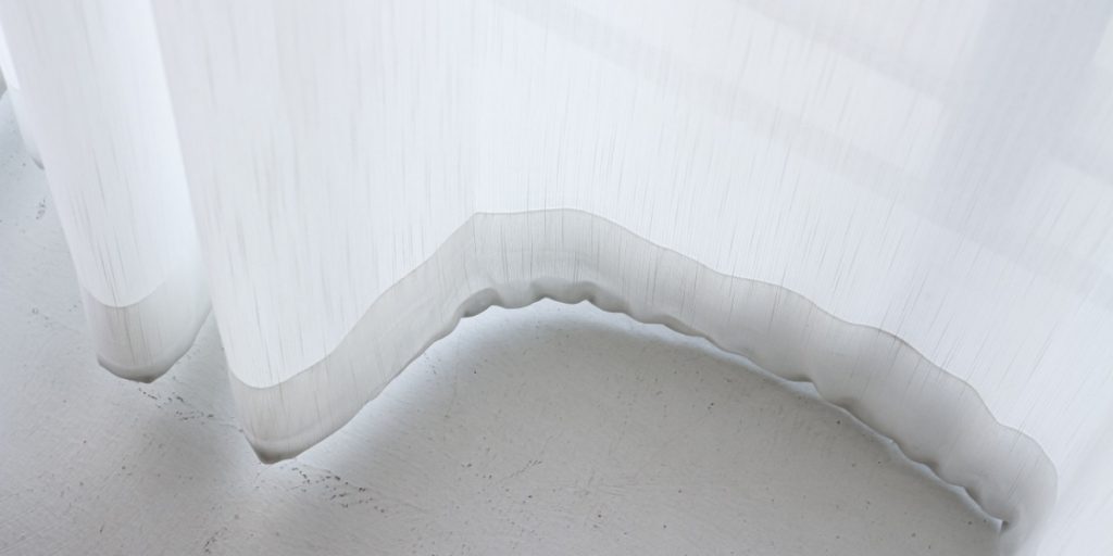 Mange gør gardinerne rent i vaskemaskinen uden at være opmærksomme på dette: Konsekvenserne er store