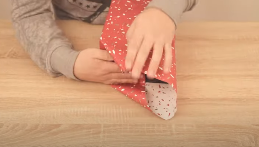 Flere danskere har problemer med at pakke gaver ind: Sådan bliver du ekspert på kun få minutter