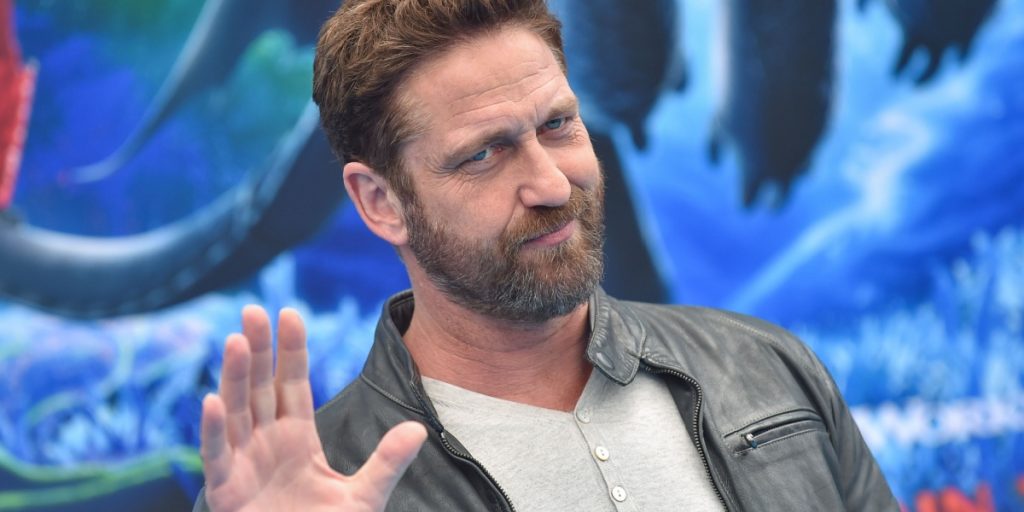 Skuespiller Gerard Butler viser den 25 år yngre kæreste frem