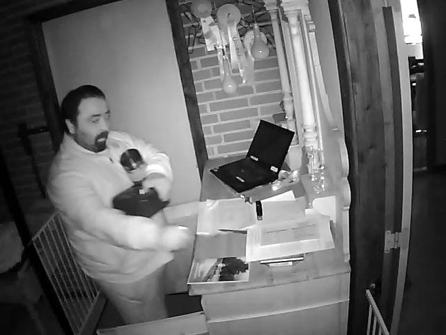 Kraftig mand stjæler pengekasse fra rideklub: Genkender du ham?